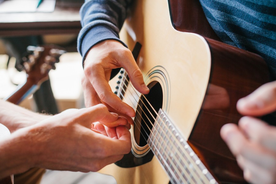 Guide pour apprendre à jouer de la guitare rapidement