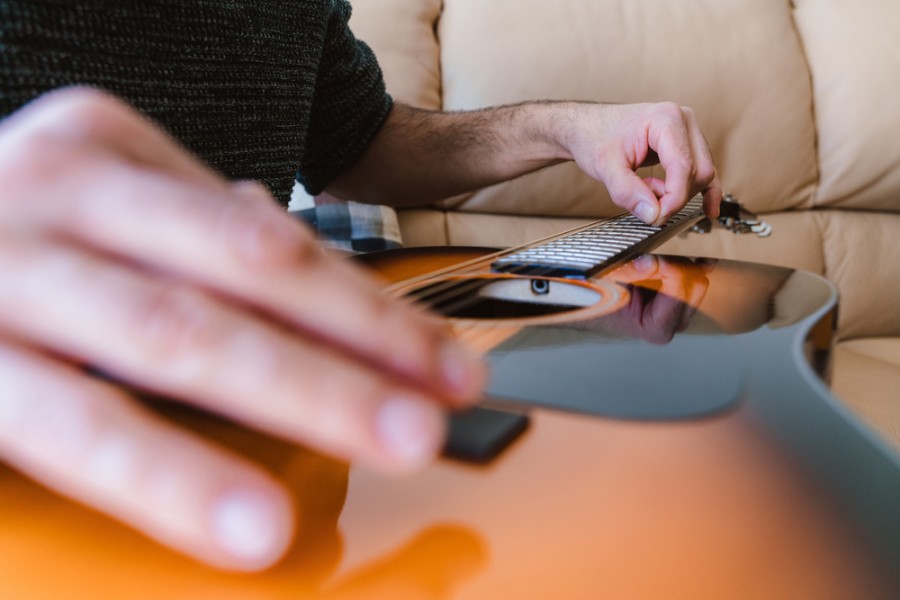 Comment changer efficacement les cordes d'une guitare classique ?