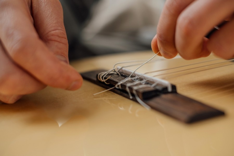 Changer une corde de guitare : comment faire ?