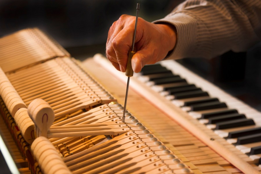 Comment régler la sensibilité des touches d'un piano numérique ?