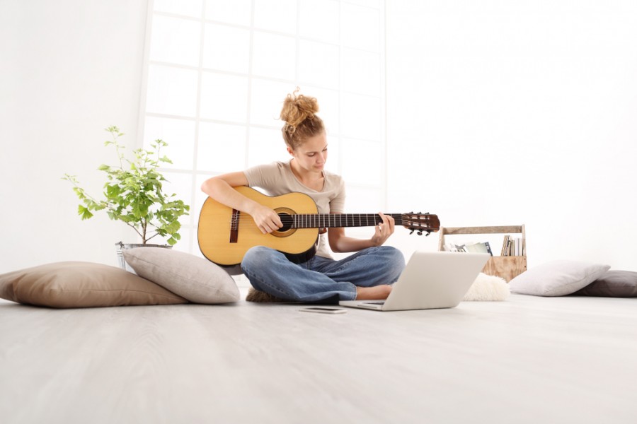 Est-ce possible d'apprendre à jouer de la guitare seul ?
