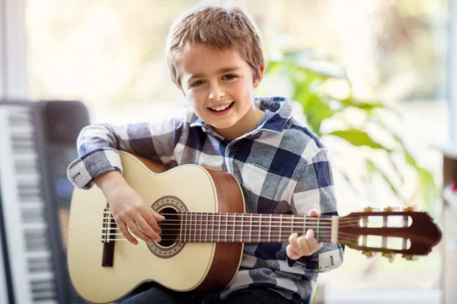 Quelle guitare pour une enfant ? - Guitarronix